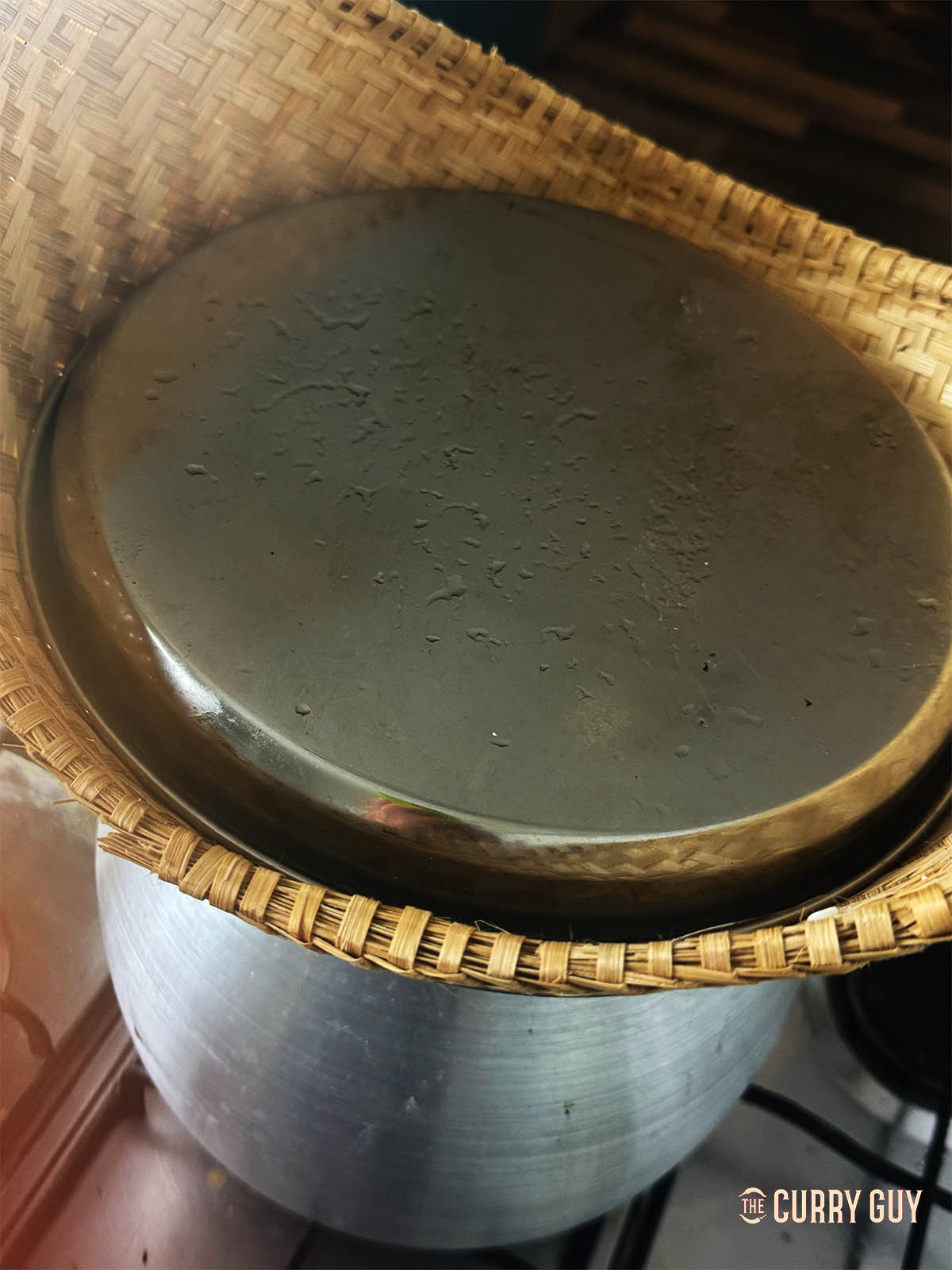 Covering the rice to steam.